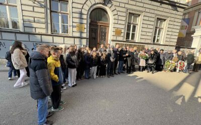 Učenici šestih razreda odali počast stradalim Sarajlijama u Gimnazijskoj ulici